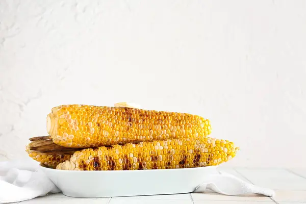 Чаша Вкусными Кукурузными Початками Белом Столе — стоковое фото