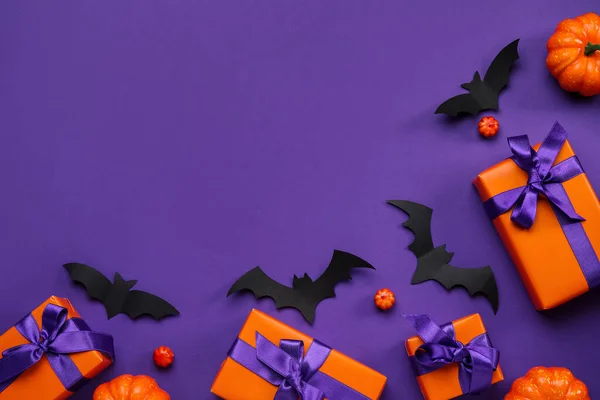 Összetétel Ajándékdobozokkal Sütőtökkel Papírdenevérekkel Halloweenkor Lila Alapon — Stock Fotó