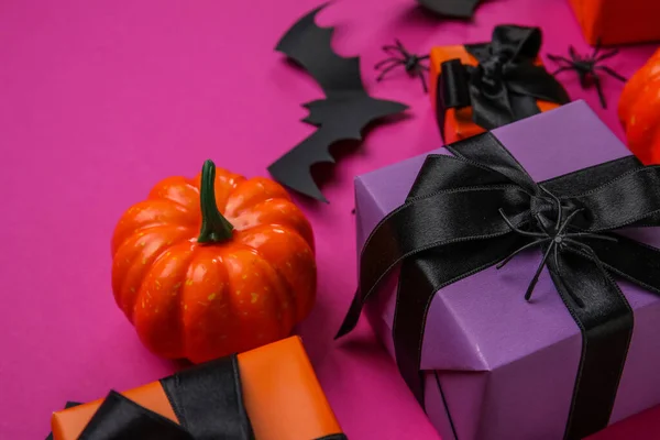 Ajándékdobozok Sütőtök Papírdenevérek Halloweenkor Lila Alapon Közelkép — Stock Fotó