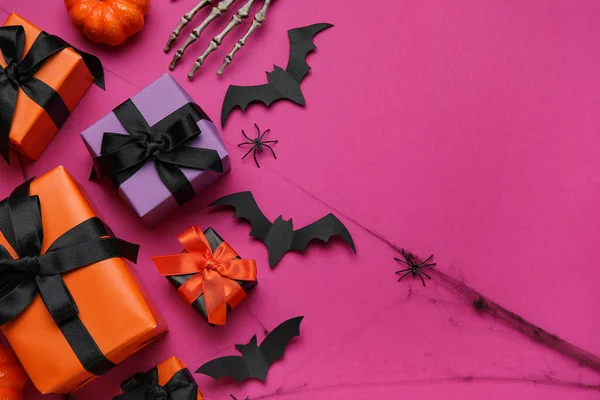 Összetétel Ajándékdobozokkal Csontvázzal Papírdenevérekkel Halloweenkor Lila Alapon — Stock Fotó