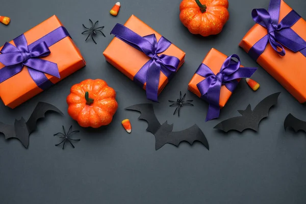 Összetétel Ajándékdobozokkal Sütőtökkel Ízletes Csemegekukoricával Papírdenevérekkel Halloweenre Szürke Alapon — Stock Fotó