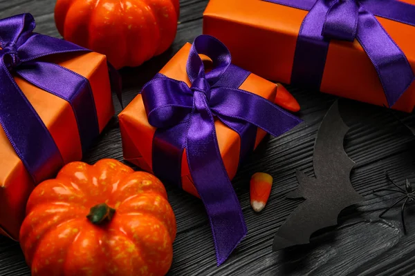 Összetétel Ajándékdobozok Ízletes Cukorka Kukorica Halloween Dekoráció Sötét Háttér Closeup — Stock Fotó