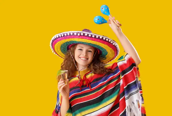 带着龙舌兰酒和龙舌兰酒的快乐墨西哥女人 — 图库照片