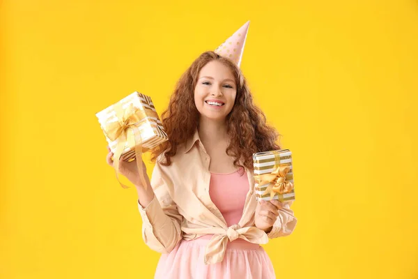 Mulher Bonita Feliz Com Presentes Aniversário Fundo Amarelo — Fotografia de Stock