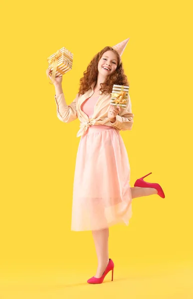 Šťastná Krásná Žena Narozeninovými Dárky Žlutém Pozadí — Stock fotografie