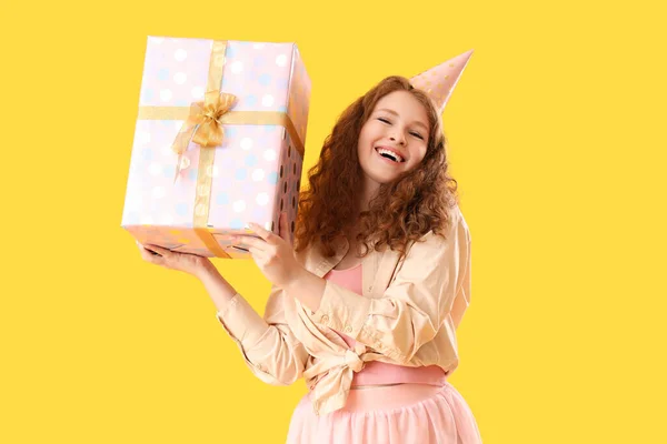 Gelukkig Mooi Vrouw Met Verjaardag Cadeau Gele Achtergrond — Stockfoto