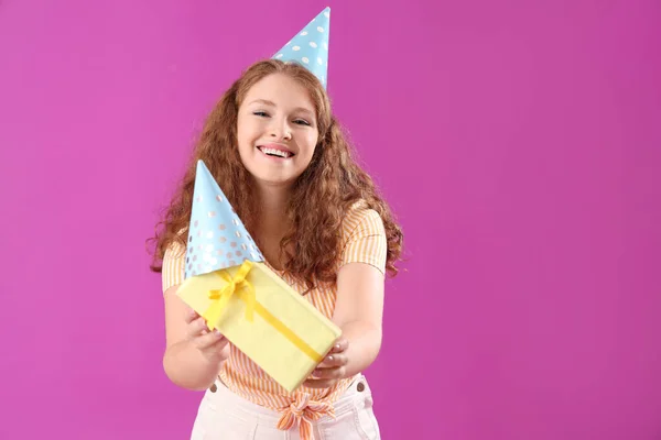 Glückliche Schöne Frau Mit Geburtstagsgeschenk Auf Lila Hintergrund — Stockfoto