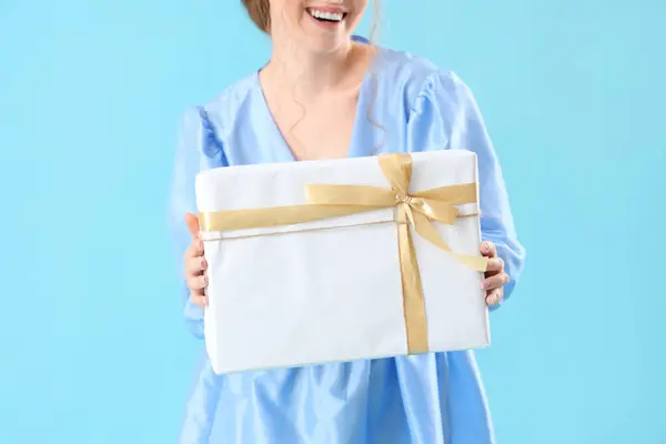 Ευτυχισμένη Όμορφη Γυναίκα Δώρο Γενεθλίων Γαλάζιο Φόντο — Φωτογραφία Αρχείου