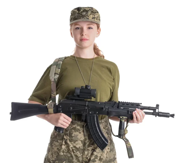 白で孤立した攻撃ライフルを持つ若い女性兵士 — ストック写真