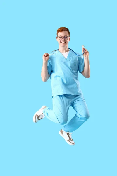 Saltando Enfermeira Masculina Fundo Azul — Fotografia de Stock