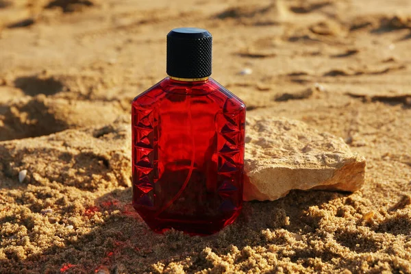 海滩沙滩上的香水瓶 — 图库照片