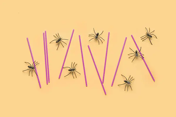 Composición Con Pajitas Arañas Para Celebración Halloween Sobre Fondo Color —  Fotos de Stock