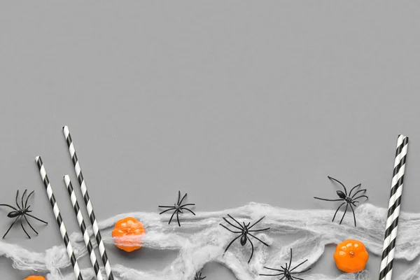 Složení Pitnou Slámou Halloweenskou Výzdobou Šedém Pozadí — Stock fotografie