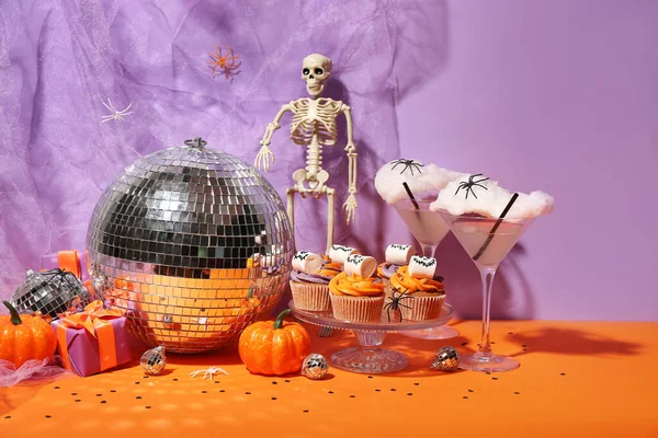 Composición Fiesta Halloween Con Cupcakes Bola Disco Bebidas Decoraciones Sobre — Foto de Stock