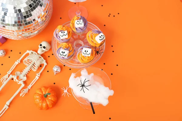Composición Fiesta Halloween Con Cupcakes Bebidas Decoraciones Mesa Naranja — Foto de Stock