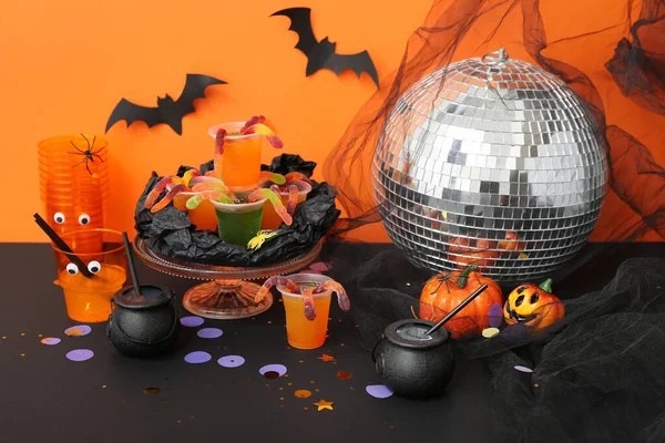 Composición Fiesta Halloween Con Cócteles Calabazas Bola Disco Caramelos Sobre — Foto de Stock