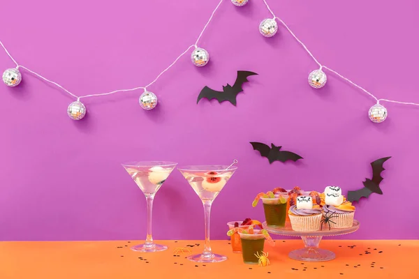 Halloween Party Kompozice Cupcakes Martini Dekorace Oranžovém Stole Proti Fialové — Stock fotografie