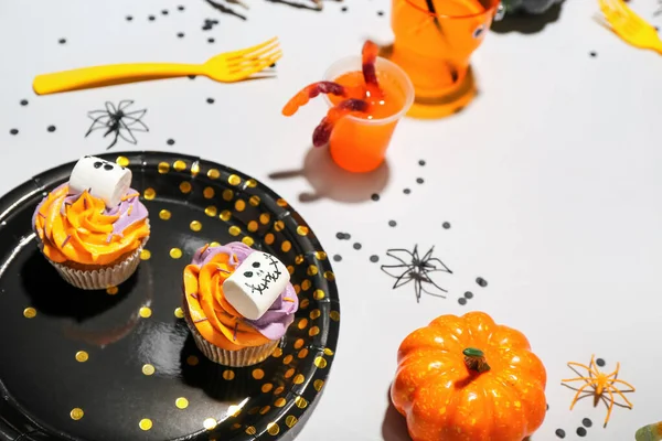 Halloween Cupcakes Met Spookachtige Marshmallows Pompoenen Spinnen Witte Achtergrond — Stockfoto
