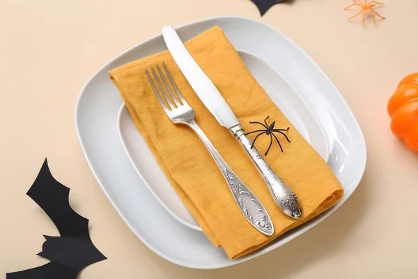 베이지색 배경에 할로윈 박쥐와 거미와 테이블 — 스톡 사진