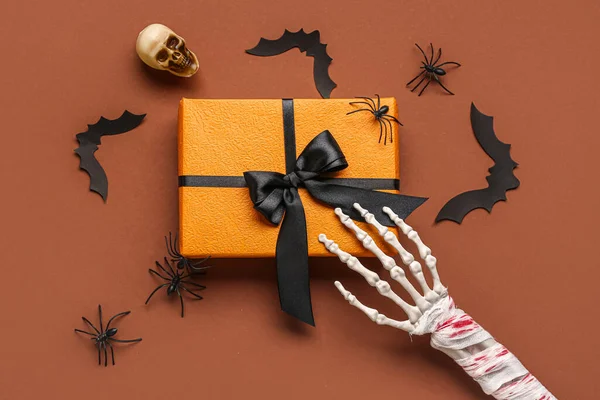 Összetétel Ajándékdobozzal Halloween Dekoráció Színes Háttér — Stock Fotó