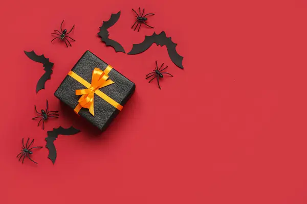 Samenstelling Met Cadeau Decoraties Voor Halloween Viering Rode Achtergrond — Stockfoto