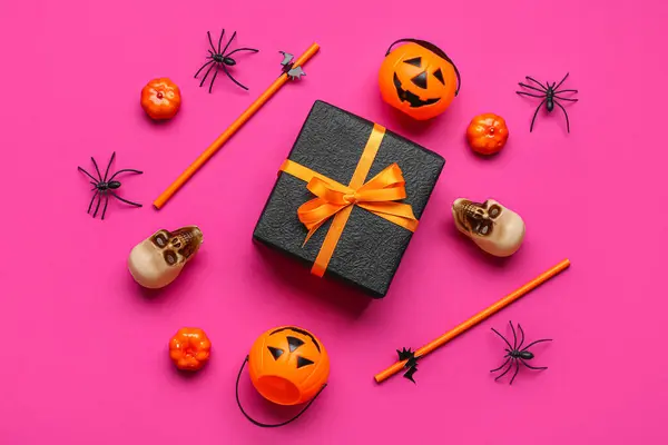 Composição Com Caixa Presente Decorações Halloween Fundo Rosa — Fotografia de Stock