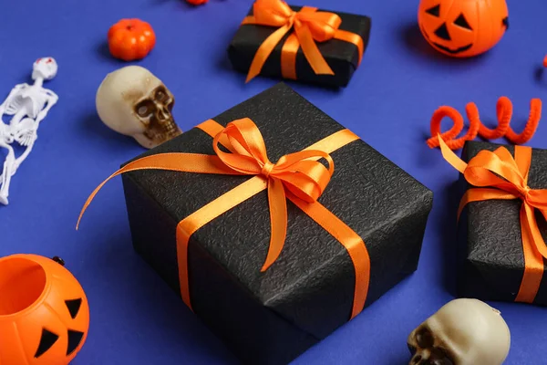 Összetétel Ajándékdobozokkal Halloweeni Dekorációkkal Kék Alapon Közelkép — Stock Fotó