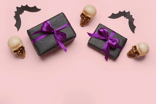 Samenstelling Met Geschenkdozen Halloween Decoraties Roze Achtergrond — Stockfoto