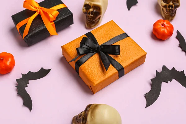 Összetétel Ajándékdobozokkal Halloweeni Dekorációkkal Rózsaszín Alapon — Stock Fotó