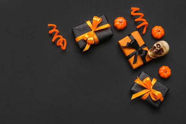 Összetétel Ajándékdobozokkal Sütőtökkel Koponya Halloween Dekorációval Fekete Alapon — Stock Fotó