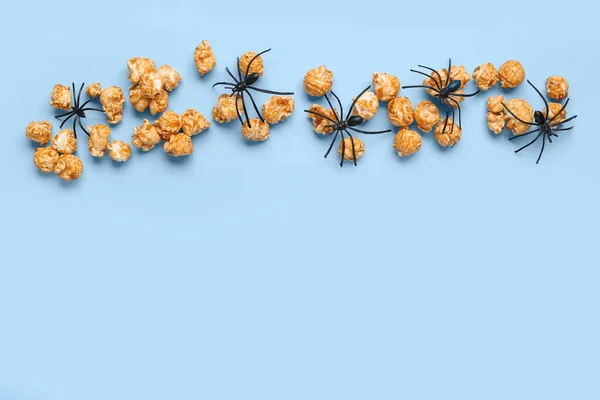 Komposition Mit Leckerem Karamell Popcorn Und Spinnen Für Die Halloween — Stockfoto