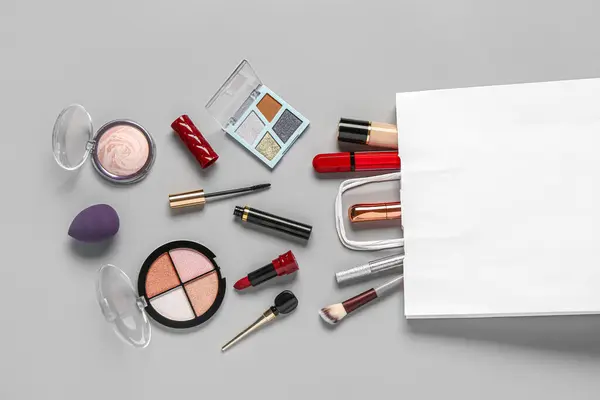 Shopping Tas Met Make Cosmetica Grijze Achtergrond — Stockfoto