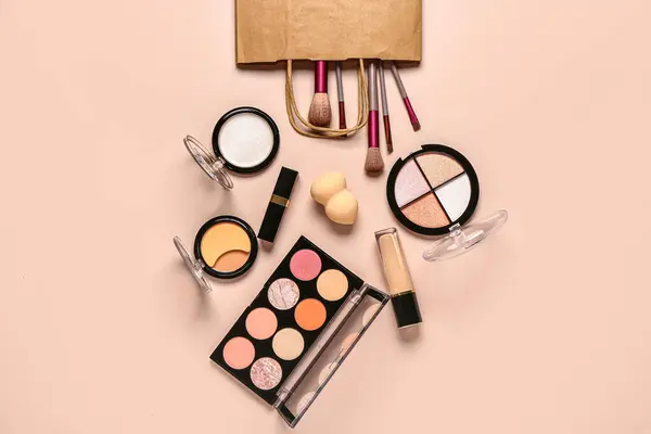 Shopping Väska Med Makeup Kosmetika Beige Bakgrund — Stockfoto