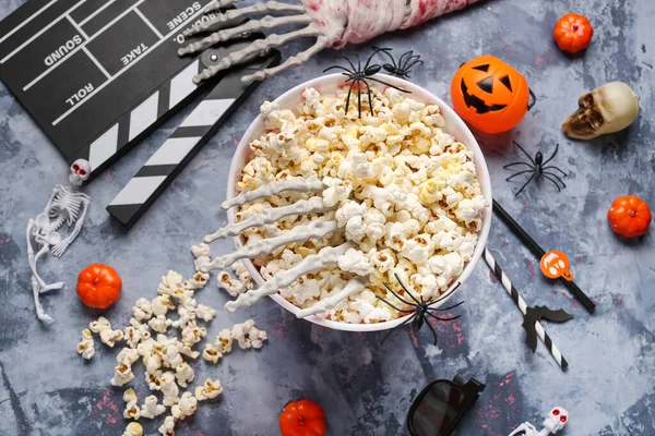 Seau Avec Popcorn Film Clapperboard Décor Halloween Sur Fond Gris — Photo