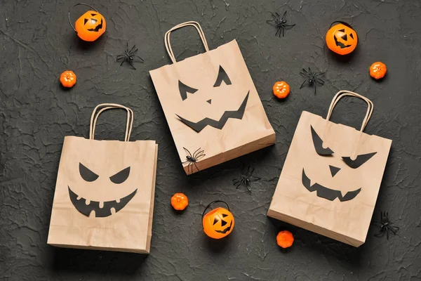 Összetétel Bevásárló Táskák Dekorációk Halloween Sötét Háttér — Stock Fotó
