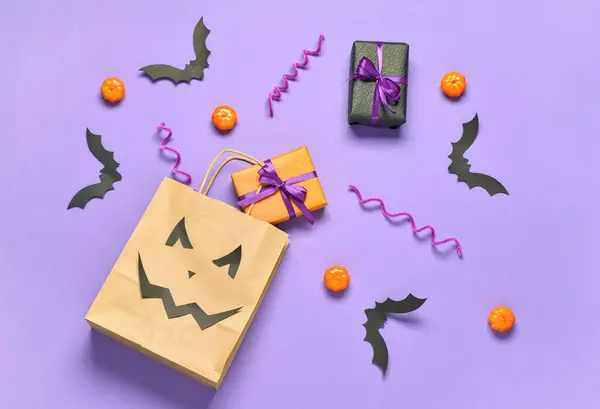 Composição Com Saco Compras Presentes Decorações Halloween Fundo Lilás — Fotografia de Stock