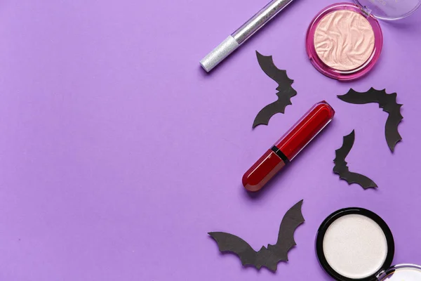 Diferentes Cosméticos Decorativos Morcegos Papel Para Halloween Fundo Roxo — Fotografia de Stock
