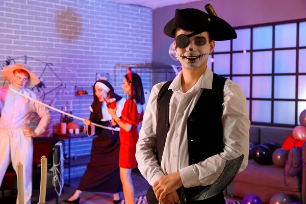 Cadılar Bayramı Partisinde Korsan Gibi Giyinmiş Genç Adam — Stok fotoğraf