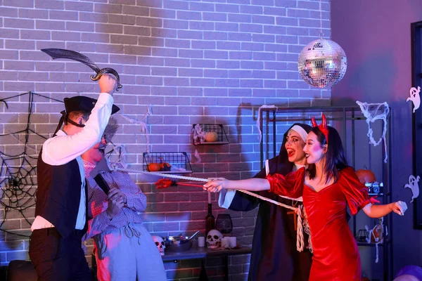 Cadılar Bayramı Partisinde Kostüm Giymiş Bir Grup Arkadaş Eğleniyor — Stok fotoğraf