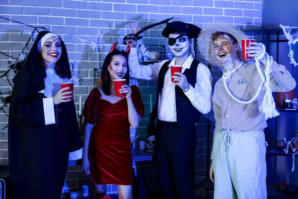 Groep Vrienden Kostuums Drinken Halloween Feest — Stockfoto
