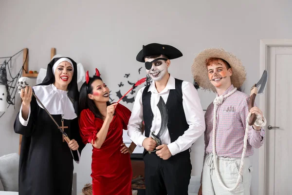 Cadılar Bayramı Partisinde Kostüm Giymiş Bir Grup Arkadaş — Stok fotoğraf