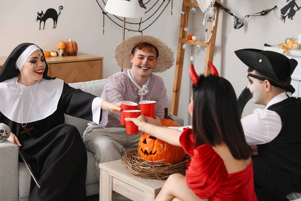 Ομάδα Φίλων Κοστούμια Που Πίνουν Στο Πάρτι Του Halloween — Φωτογραφία Αρχείου