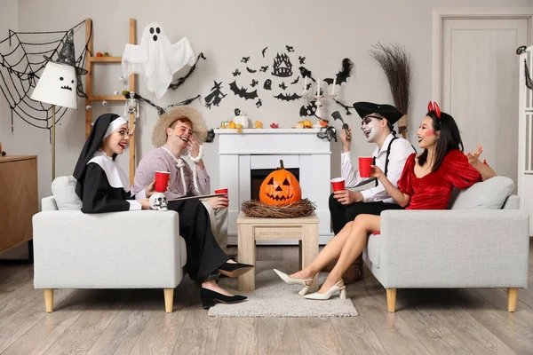 Cadılar Bayramı Partisinde Kostüm Giymiş Bir Grup Arkadaş Içiyor — Stok fotoğraf
