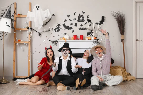 Grupa Przyjaciół Kostiumach Imprezie Halloween — Zdjęcie stockowe