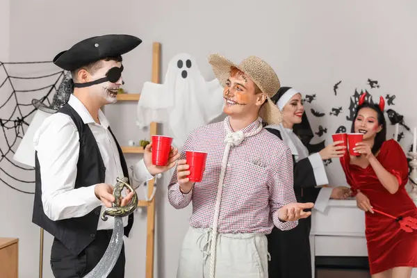 Cadılar Bayramı Partisinde Kostümlü Erkek Arkadaşlar Içiyor — Stok fotoğraf