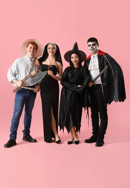 Groep Vrienden Kostuums Voor Halloween Feest Roze Achtergrond — Stockfoto