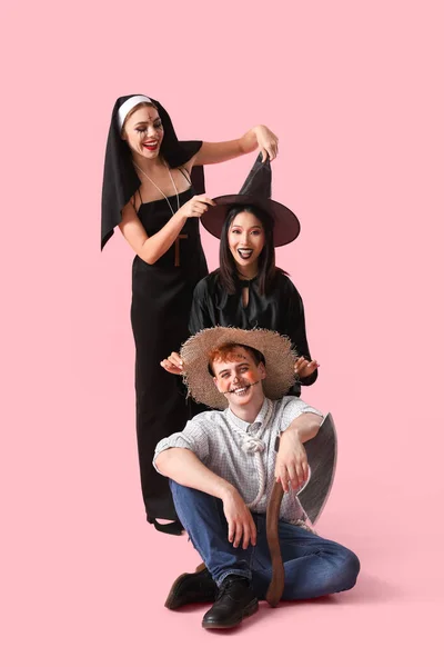 Jonge Vrienden Kostuums Voor Halloween Feest Roze Achtergrond — Stockfoto