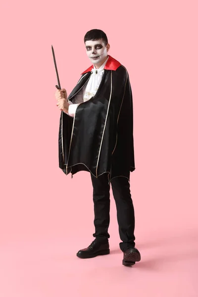 Jeune Homme Habillé Pour Halloween Comme Vampire Sur Fond Rose — Photo