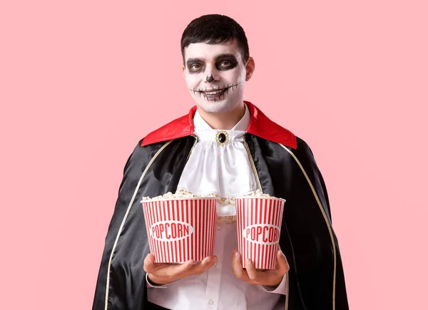 Jeune Homme Habillé Pour Halloween Comme Vampire Avec Pop Corn — Photo
