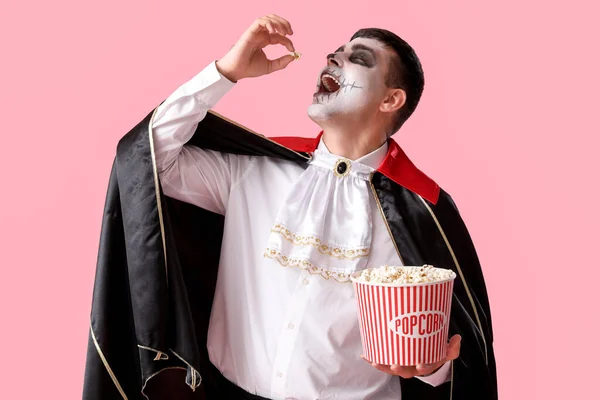 Jeune Homme Habillé Pour Halloween Comme Vampire Manger Pop Corn — Photo